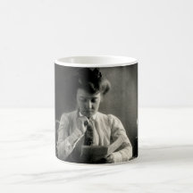 1902 que lee por luz de una vela tazas de café