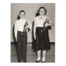 2 niños con la postal de las trompetas