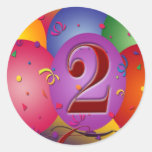 2dos globos felices del cumpleaños etiqueta redonda