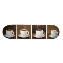 4 tazas de café en vector monopatines