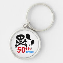 50.o Bandera pirata del cráneo del cumpleaños Llaveros Personalizados