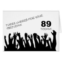 89.o Tarjeta de cumpleaños con las muchedumbres qu