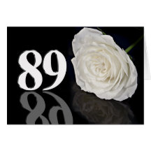 89.o Tarjeta de cumpleaños con un rosa blanco clás