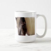 A través de la melena taza de café