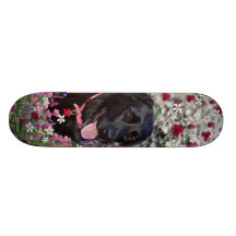 Abby en flores - perro negro del laboratorio monopatín personalizado