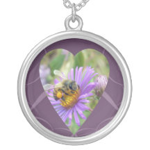 Abeja en corazón de los asteres de la caída colgante