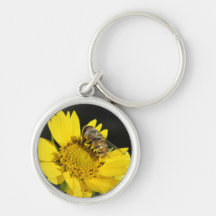 Abeja en llavero amarillo de la flor