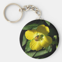 Abeja en una flor amarilla llavero