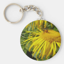 Abeja que busca para el néctar llavero