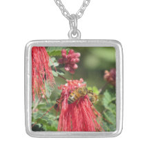Abejas en el collar rosado de la flor