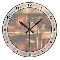 Abogado - una silla y un escritorio reloj de pared