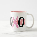 Abrazos y taza de la tarjeta del día de San Valent