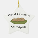 Abuela orgullosa de tríos ornamente de reyes