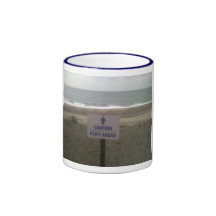 Acantilado de la precaución a continuación tazas de café