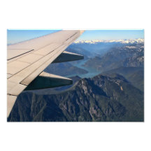 Aeroplano que vuela sobre las montañas rocosas impresiones fotográficas