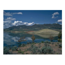 Agua en una montaña postal