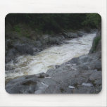 Agua que fluye con las rocas tapetes de raton