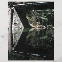 Agua que fluye debajo del puente tarjetón
