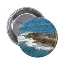Agua rocosa de la orilla de mar pin