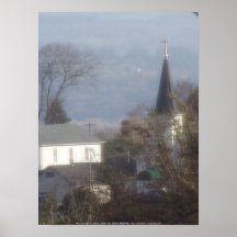 Aguja de la iglesia en un día azul nebuloso poster