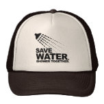 AHORRE EL AGUA. DUCHA JUNTO GORRAS DE CAMIONERO
