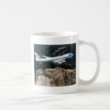 Air Force One sobre el monte Rushmore asalta Tazas De Café