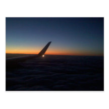 Ala del aeroplano en la salida del sol tarjeta postal