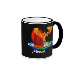 Alces que pastan en la charca taza de café