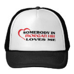 Alguien en la colina de Morgan me ama camiseta Gorros