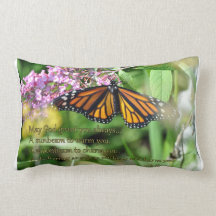 Almohada de la mariposa de monarca con la bendició