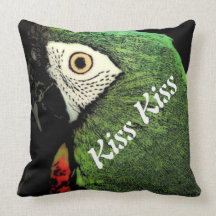 Almohada del Macaw del beso del beso