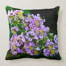 Almohada púrpura hermosa de la flor