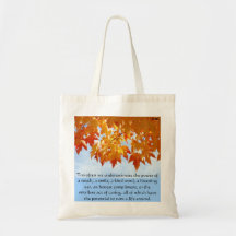 Amabilidad de las hojas de otoño del cielo azul de bolsas