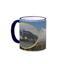 Amanecer temprano, barco del cangrejo en el puerto tazas de café