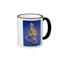 Amarillee el diamante "incomparable" en un ajuste  tazas de café