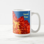 ¡Ámele! Taza anaranjada de las hojas de otoño de l