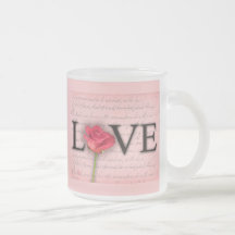 Amor y un rosa rojo taza