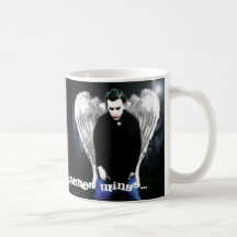 Ángel con las alas scabbed… tazas de café
