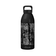 Angkor Wat hace frente a la botella de agua