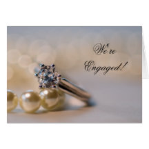 Anillo de diamante y invitación del compromiso de  felicitación