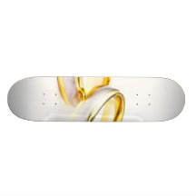 Anillos de bodas de oro en el fondo blanco patines personalizados