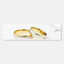 Anillos de bodas de oro en el fondo blanco pegatina de parachoque
