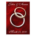 Anillos de bodas románticos en invitaciones rojas anuncio