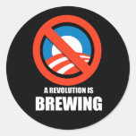 Anti-Obama - una revolución está elaborando cervez Pegatina Redonda
