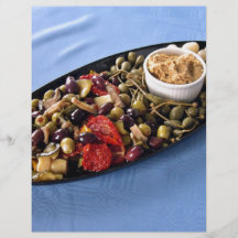 Antipasto servido en un cuenco tarjetas informativas