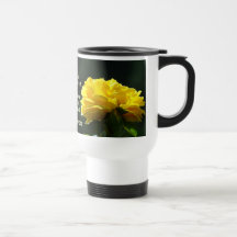 ¡Apenas casado! Taza de café feliz en el boda del 