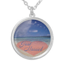 Apenas corazón casado en la playa collares personalizados