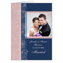 Apenas tarjeta casada azul y rosada de la invitaci