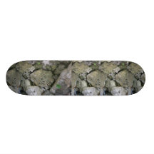 Apuntale las rocas, dentadas, con el pequeño lanza monopatines personalizados