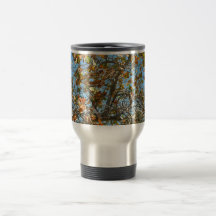 Árbol colorido del seagrape contra el cielo azul d taza